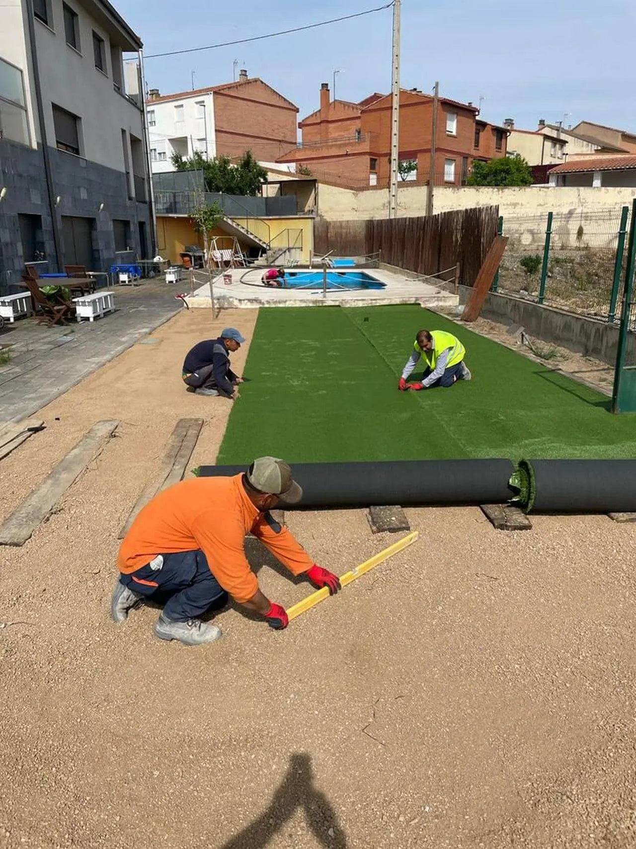 Como hacer una base para cesped artificial con jabre poroso
