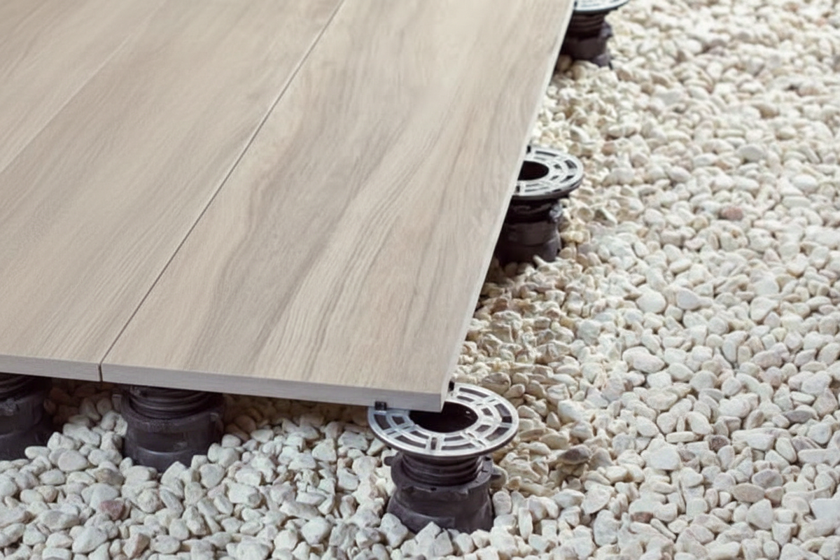Pavimento elevado: losa de porcelánico de 20 mm apoyada sobre plots regulables