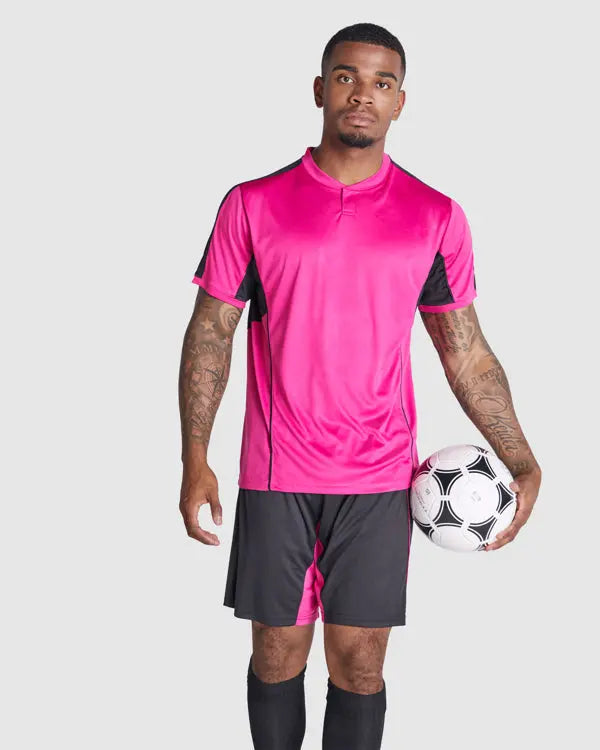 Conjunto deportivo unisex con combinación de tres tejidos, camiseta con cuello mao y apertura mediante broche de presión, interior de la manga en tejido transpirable y paneles laterales Vetonek