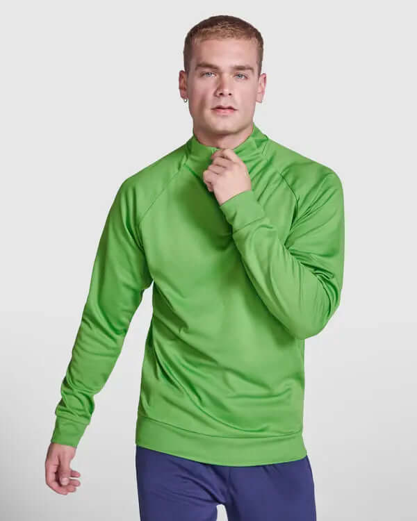 Sudadera de manga ranglán, con Interior perchado, cuello con media cremallera y cubrecosturas de refuerzo en su interior a tono Vetonek
