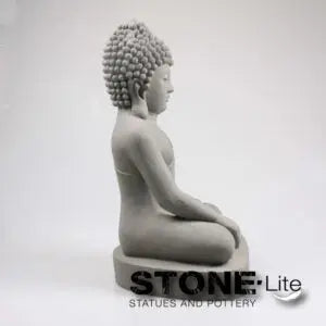 Detalle del rostro y las manos del buda sentado gris cemento - Vetonek