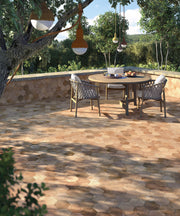 Ambiente terraza con baldosa hexagonal efecto barro Trani Chipper - Vetonek