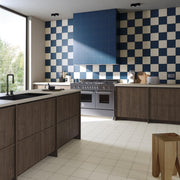 Ambiente con suelo hidráulico Ferrara Blanco y Azul - Vetonek