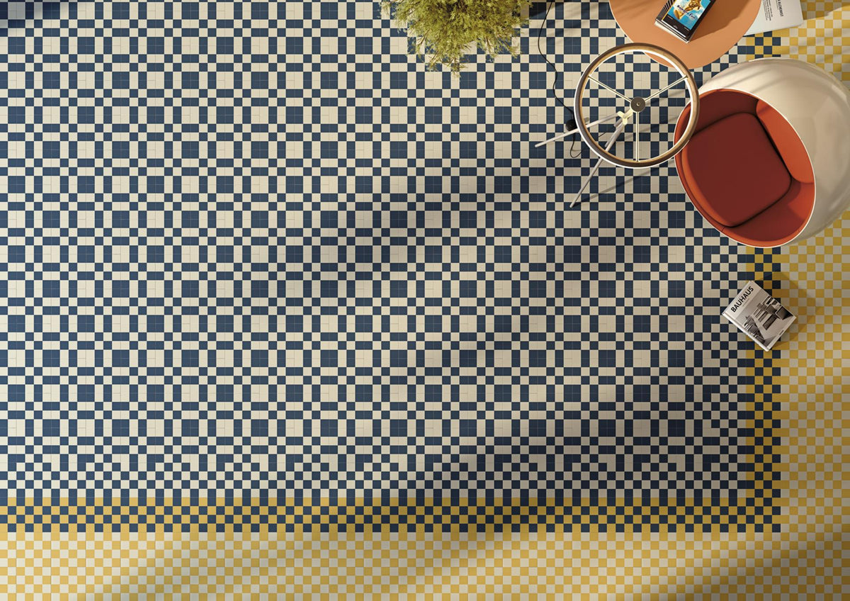 Ambiente terraza con suelo hidráulico Amalfi Azul y Ocre - Vetonek