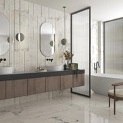 Ambiente baño con revestimiento efecto mármol Massa y vetas Seravezza - Vetonek