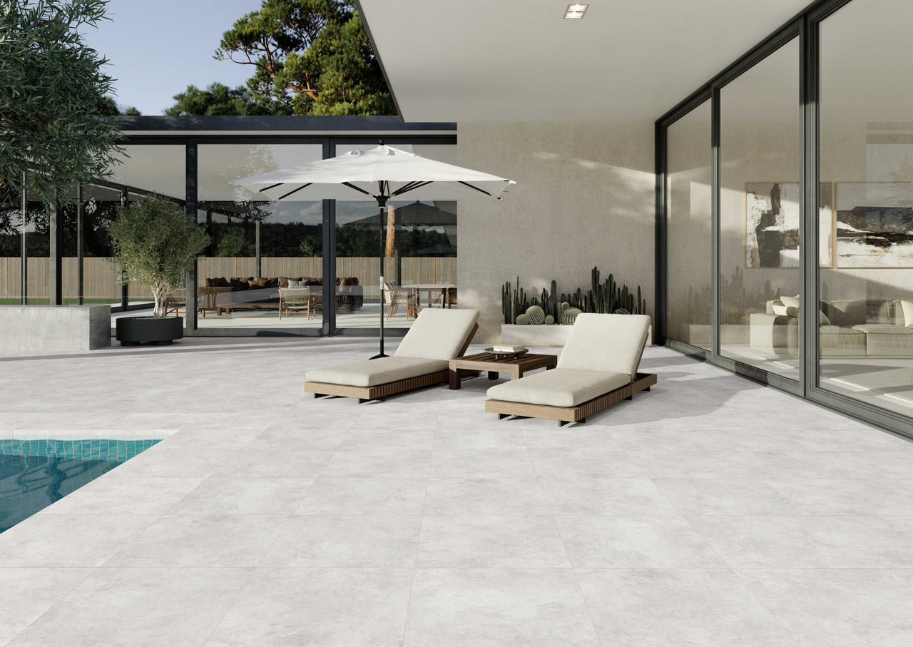 Arles Gris 60x60 20 mm en exterior de piscina