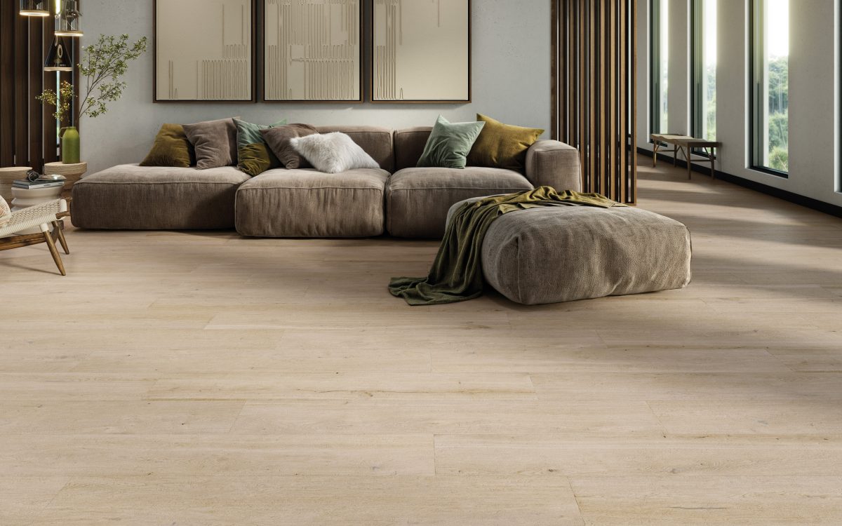 Chartres maple 25x150 en salón