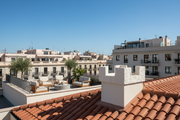 Remate de chimenea Ordesa de hormigón en color Caliza, coronación de la salida de humos en un apartamento urbano con terraza - Vetonek