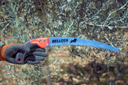 Serrucho de poda Bellota 450BIMC en uso podando una rama