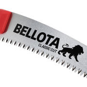 Detalle de la hoja curva con dentado japonés del serrucho Bellota 450BIMC
