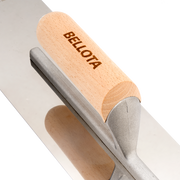 Detalle del mango abierto de madera de la llana Bellota 5866