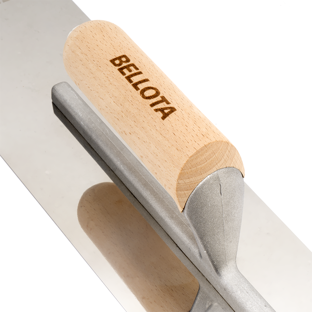 Detalle del mango abierto de madera de la llana Bellota 5866