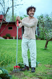 Cultivador ajustable Bellota HML1000 en uso aireando la tierra del huerto