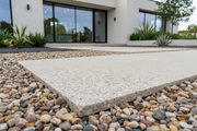 Losas de granito para jardín, ideales para caminos y decoración exterior en paisajismo.