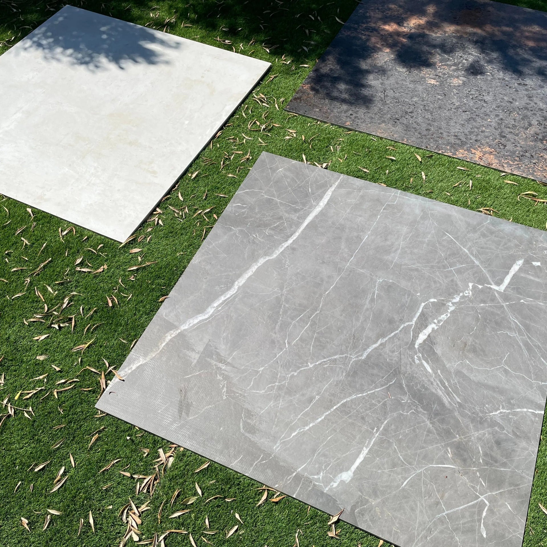 Dalles en grès cérame carrées XL parfaites pour la décoration des jardins et des espaces extérieurs.