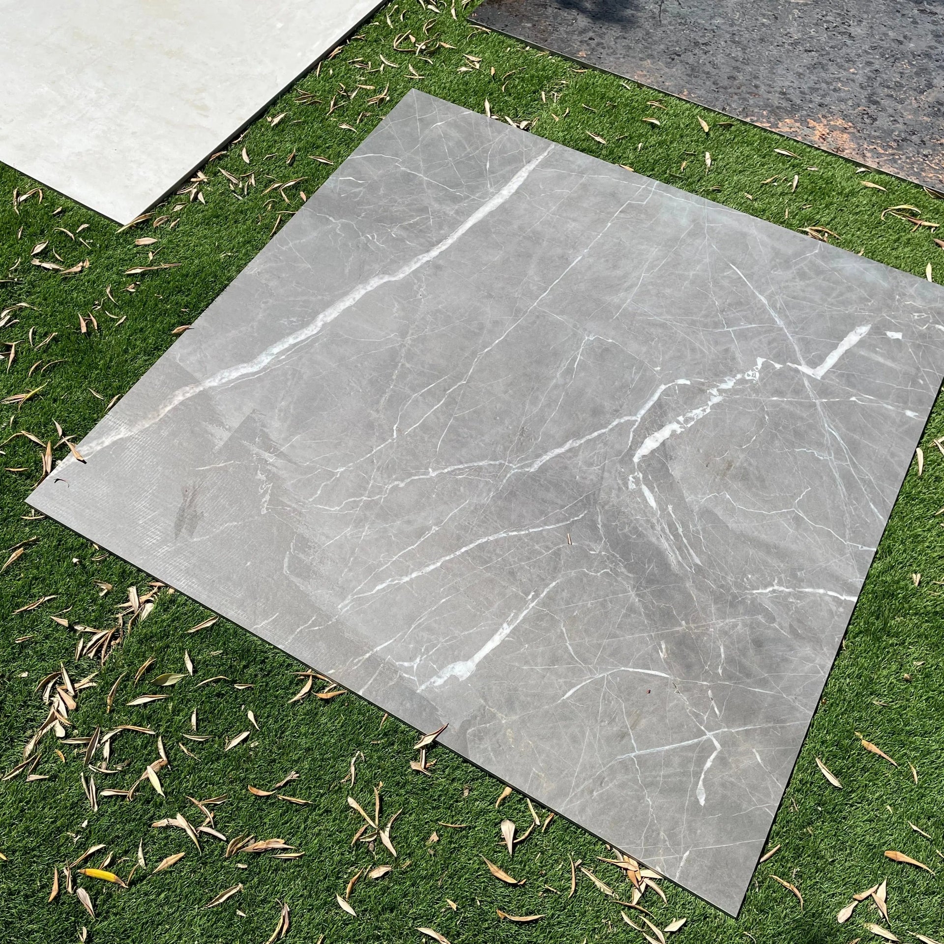 Dalles en grès cérame carrées XL parfaites pour les jardins et une décoration extérieure durable.