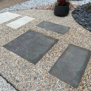Dalle en grès cérame effet marbre noir, parfaite pour décorer les jardins et les espaces extérieurs avec élégance.