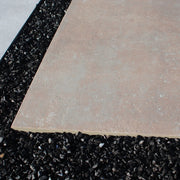 Dalle en grès cérame marron Béton parfaite pour la décoration de jardins et d'espaces extérieurs.