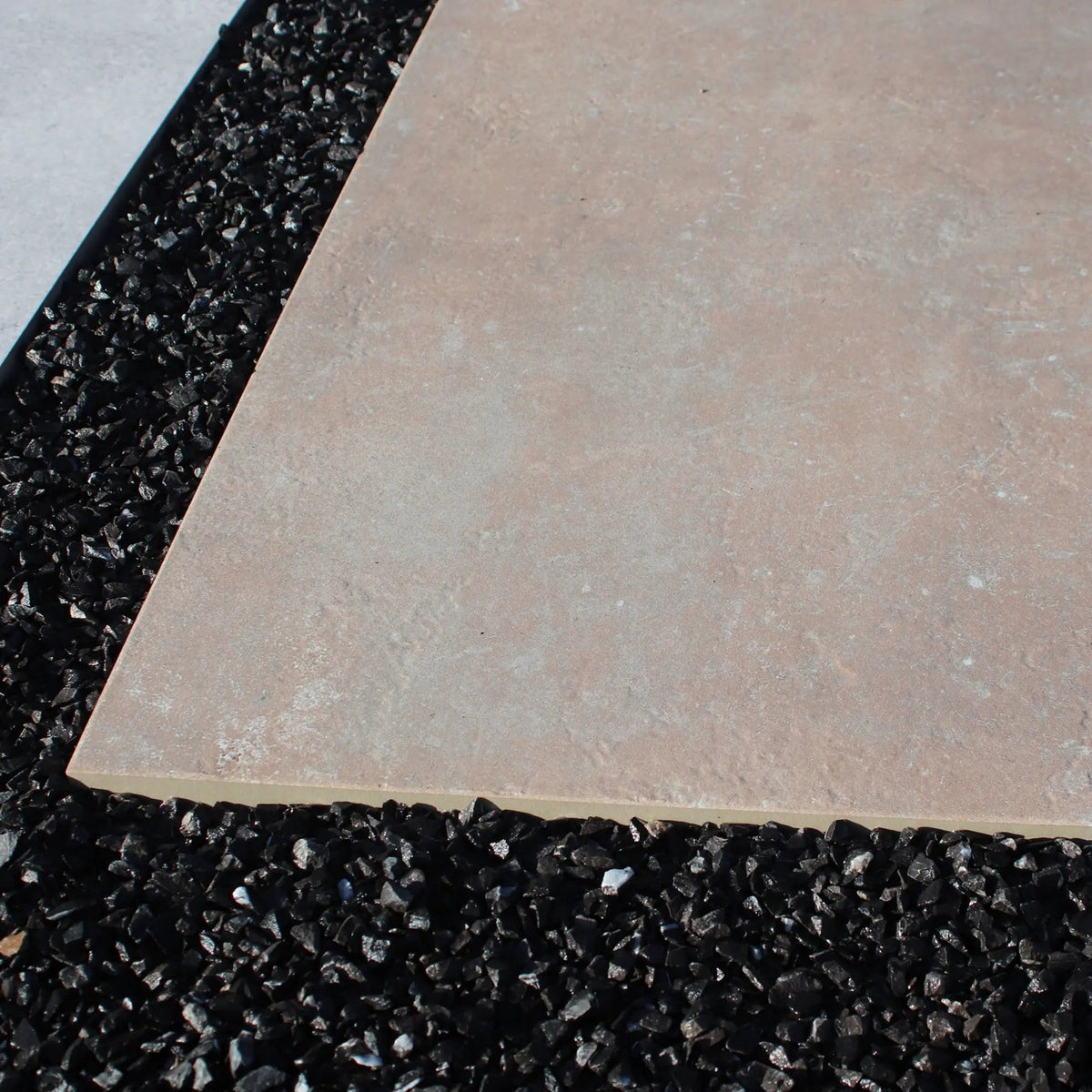 Dalle en grès cérame marron Béton parfaite pour la décoration de jardins et d'espaces extérieurs.