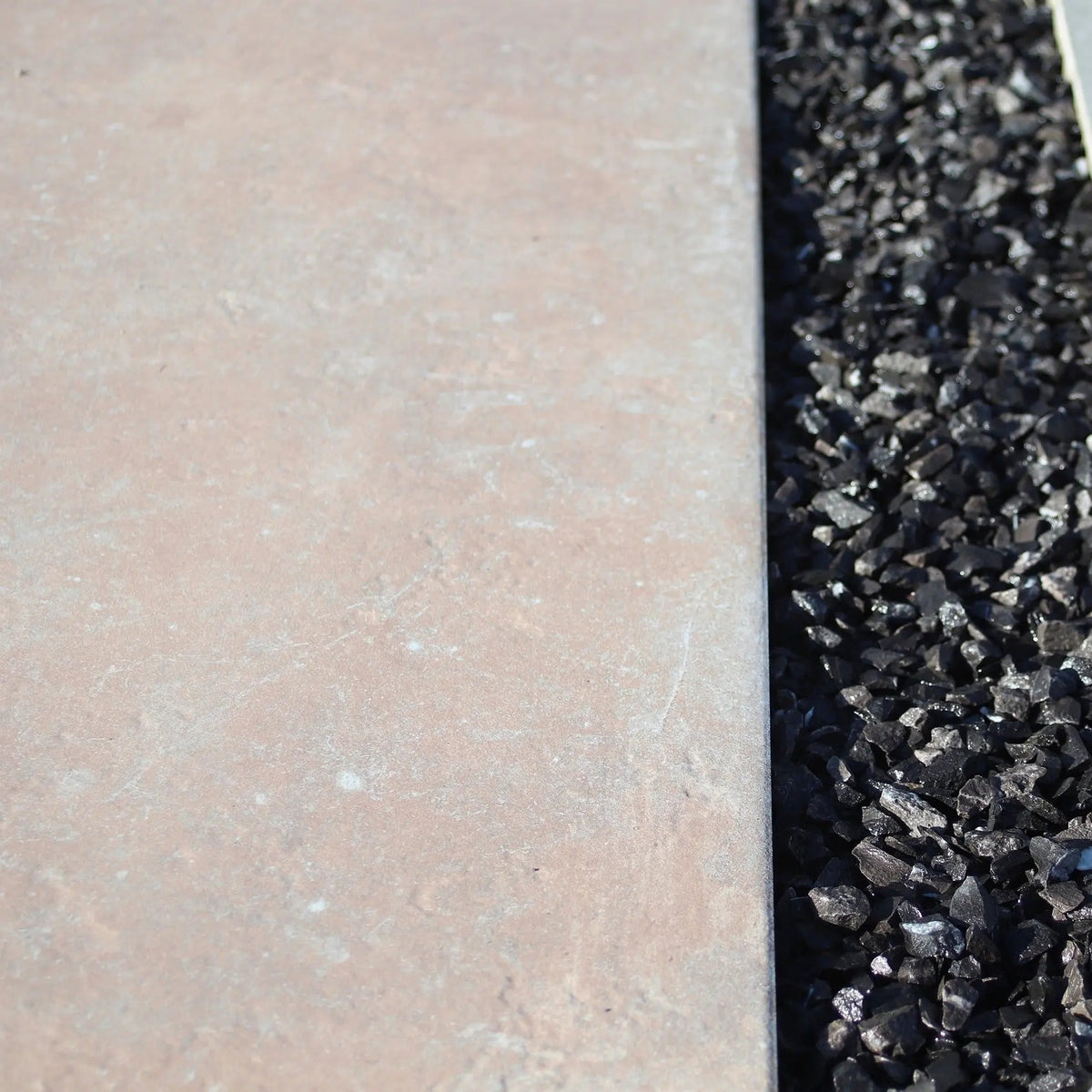 Dalle en grès cérame marron Béton parfaite pour décorer les jardins et les espaces extérieurs avec style.