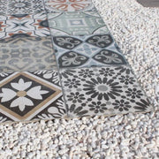 Détail de dalle Vetonek Mosaïque sur galets blancs et roses