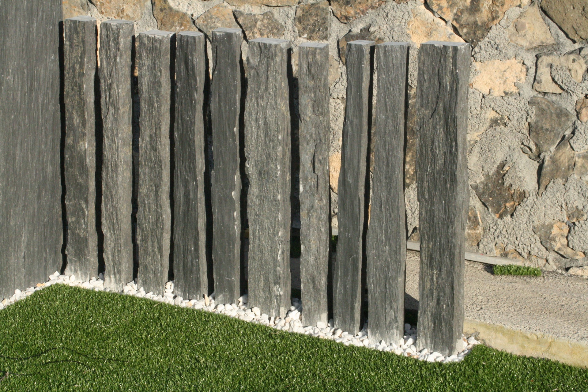 Bordillo de pizarra rústica óxido xisto ideal para jardinería y decoración de exteriores.
