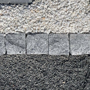 Adoquines de granito gris rústico ideales para pavimentar jardines y exteriores.