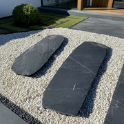 Paso japonés de pizarra oval para jardines, ideal para decorar caminos y espacios exteriores.
