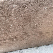 Losa de hormigón imitación traviesa de madera, ideal para jardines y paisajismo.