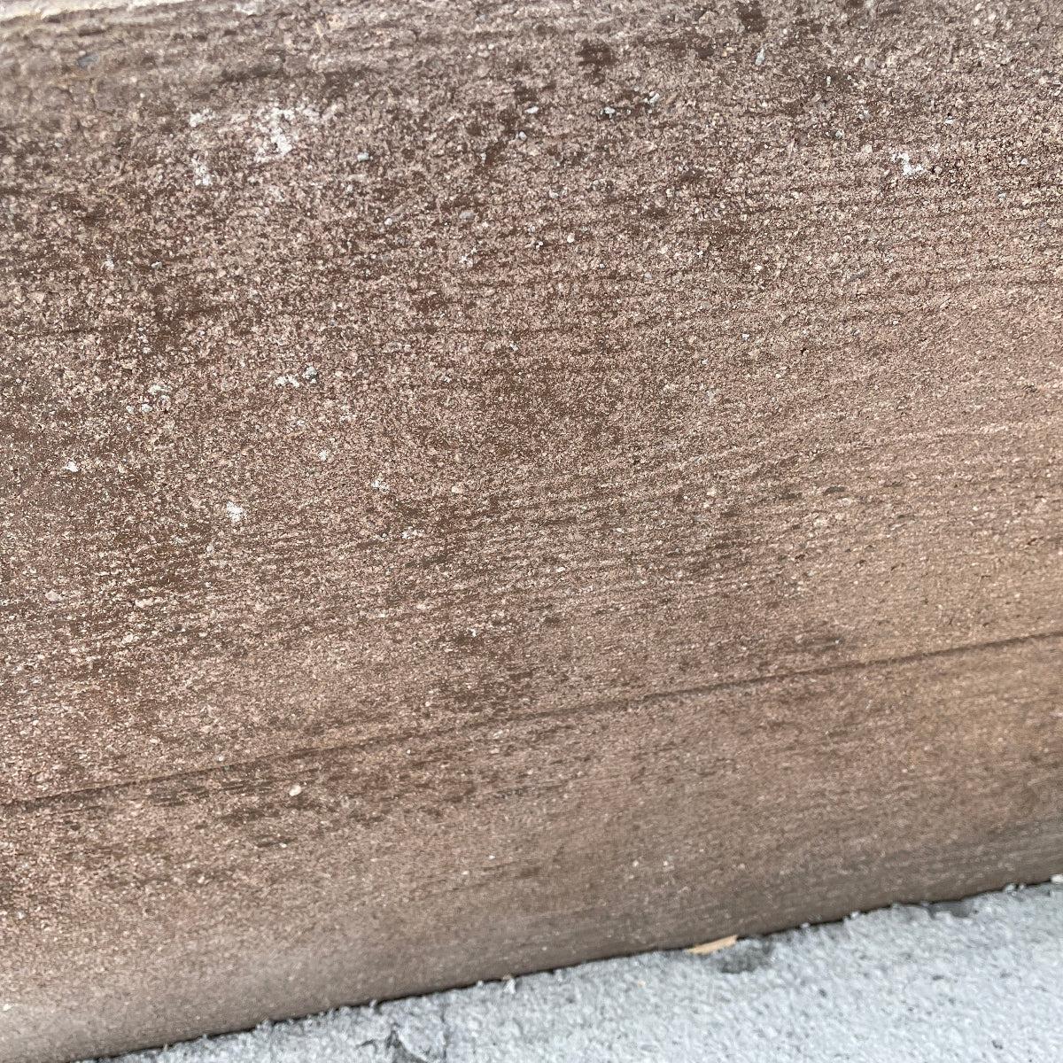 Losa de hormigón imitación traviesa de madera, ideal para jardines y paisajismo.