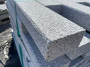 Bordillo de granito para bordura, ideal para delimitar jardines y caminos decorativos.