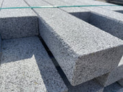 Bordillo de granito para bordura, ideal para jardinería y decoración de exteriores.