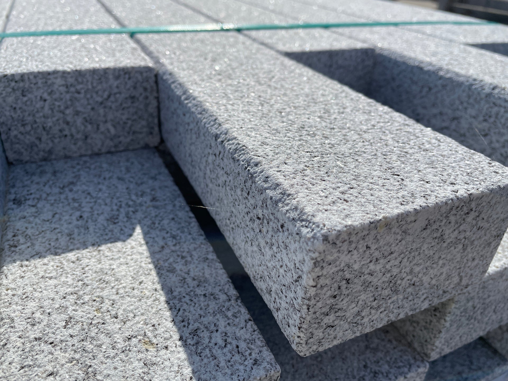 Bordillo de granito para bordura, ideal para jardinería y decoración de exteriores.
