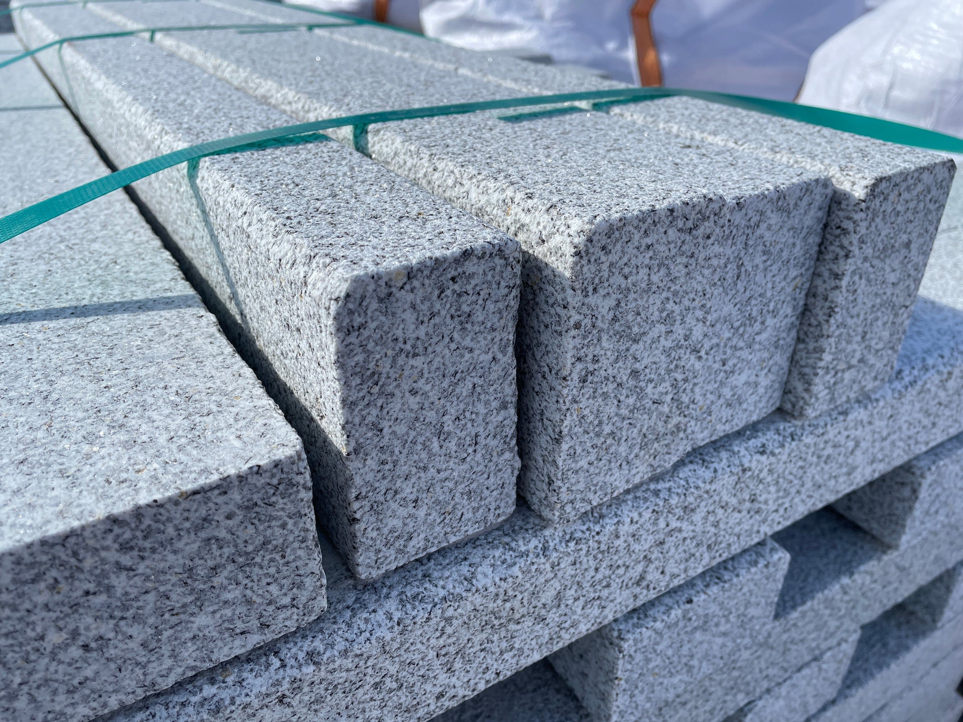 Bordillo de granito para bordura, ideal para jardinería y paisajismo decorativo.