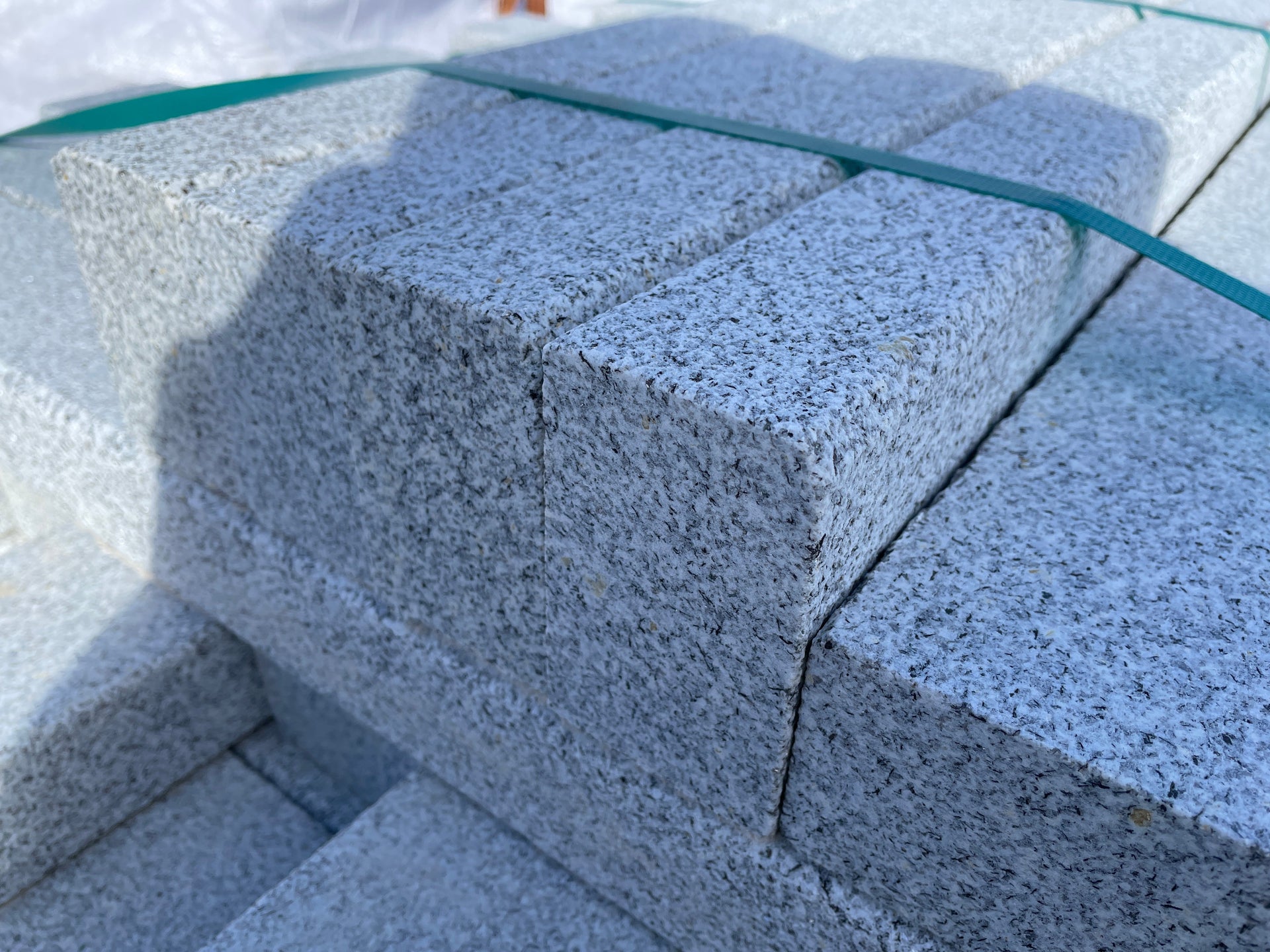 Bordillo de granito para borduras, ideal para delimitar jardines y caminos decorativos.