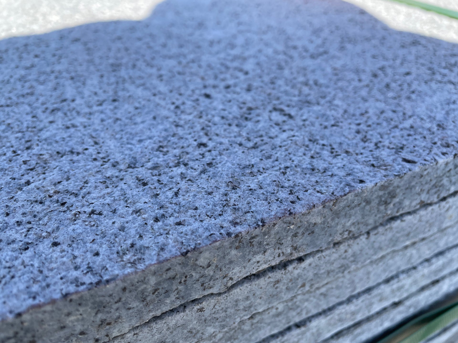 Losas de granito para jardín, ideales para crear caminos y áreas decorativas en exteriores.