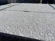 Losas de granito para jardín, ideales para crear caminos y áreas decorativas en exteriores.