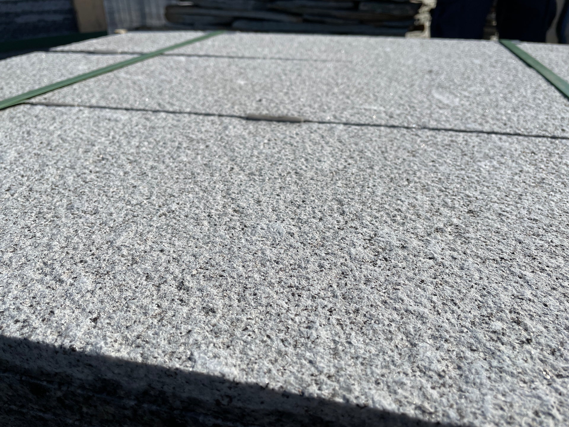 Losas de granito para jardín, ideales para crear caminos y áreas decorativas en exteriores.