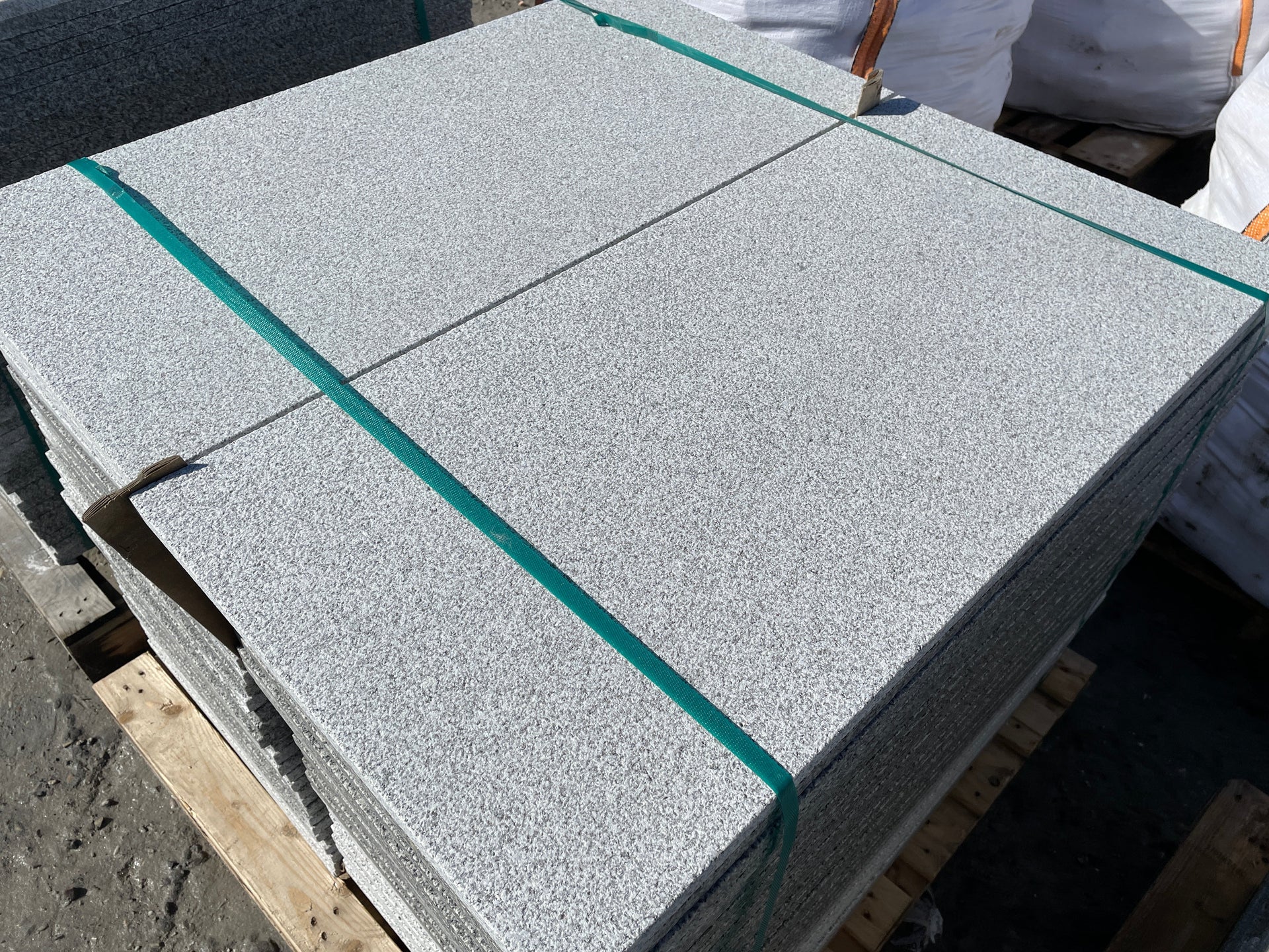 Losas de granito para jardín, ideales para crear caminos y áreas decorativas en exteriores.
