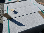 Losas de granito para jardín, ideales para crear caminos y decorar espacios exteriores.