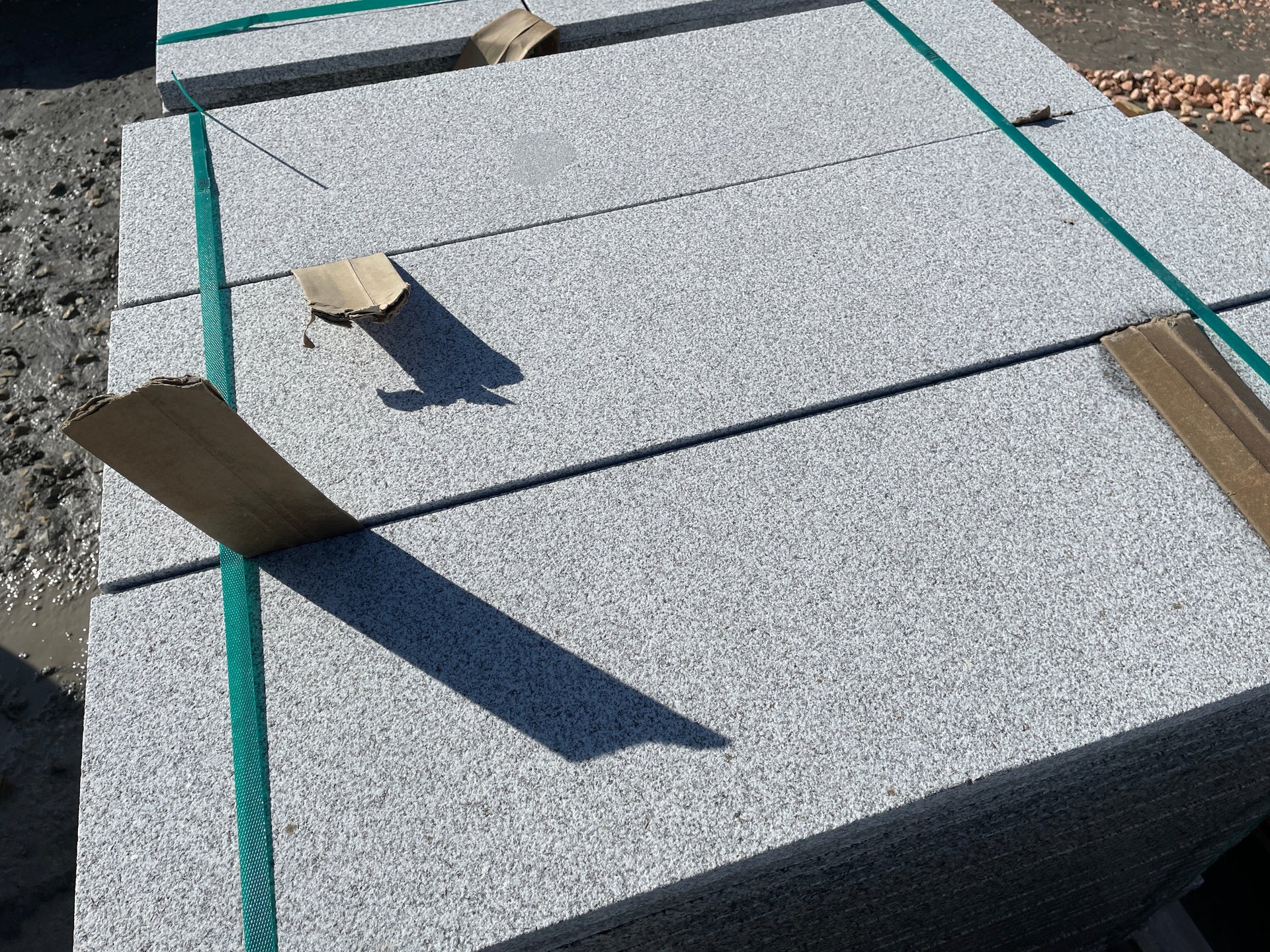 Losas de granito para jardín, ideales para crear caminos y decorar espacios exteriores.