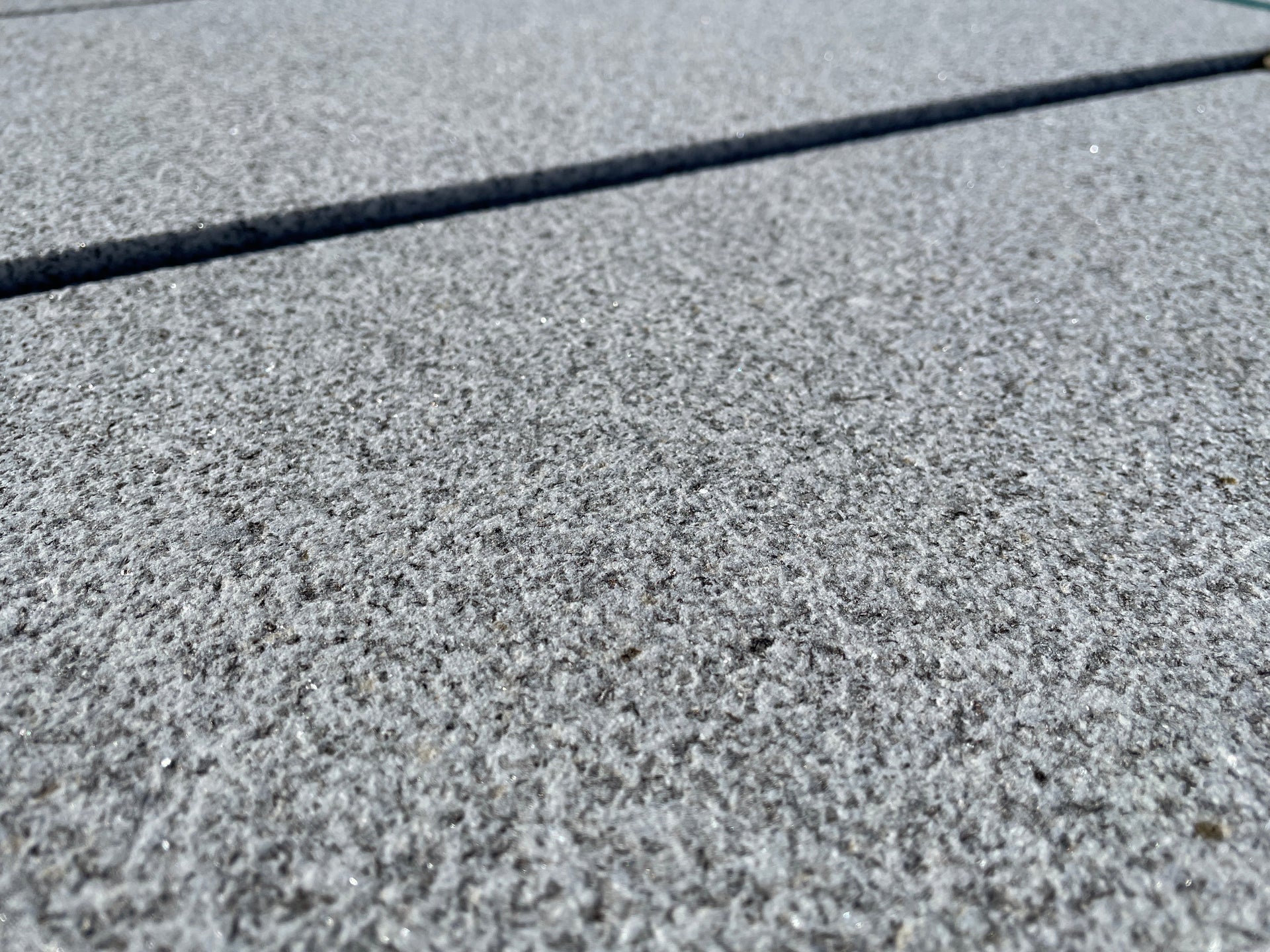 Losas de granito para jardín, ideales para decorar y dar elegancia a tus espacios exteriores.