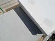 Losa de hormigón cuadrada de 60x60 cm ideal para jardines y exteriores decorativos.