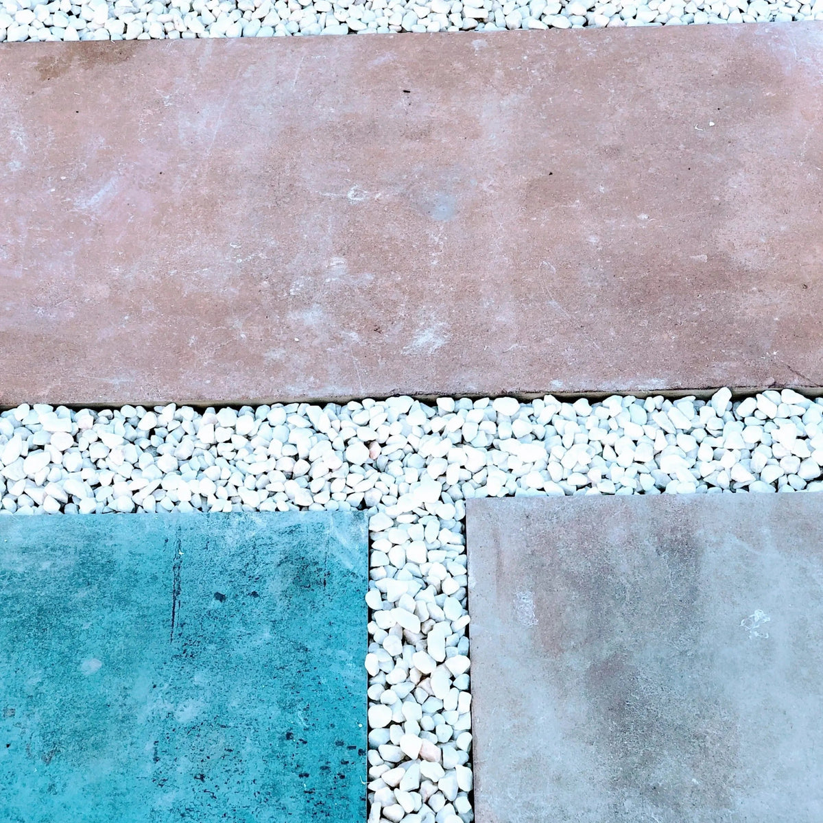 Dalle en grès cérame effet terre cuite idéale pour les jardins, résistante et parfaite pour la décoration extérieure.