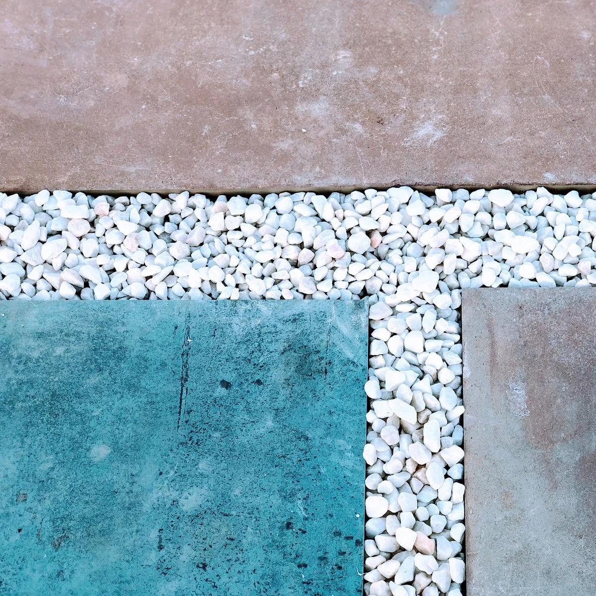 Dalle en grès cérame effet terre cuite idéale pour décorer les jardins et les extérieurs avec élégance.
