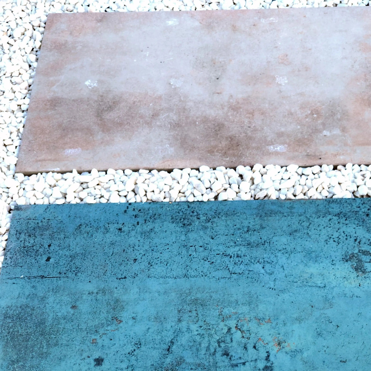 Dalle en grès cérame effet terre cuite idéale pour les jardins, la décoration extérieure, résistante et élégante.
