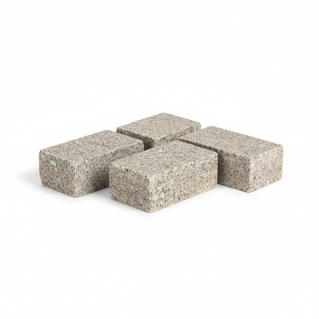 Adoquín de granito rústico ideal para jardines y caminos decorativos.