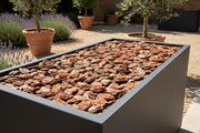 Résine pour fixation de mulch et écorce de pin, idéale pour le jardinage et l'aménagement paysager en extérieur.