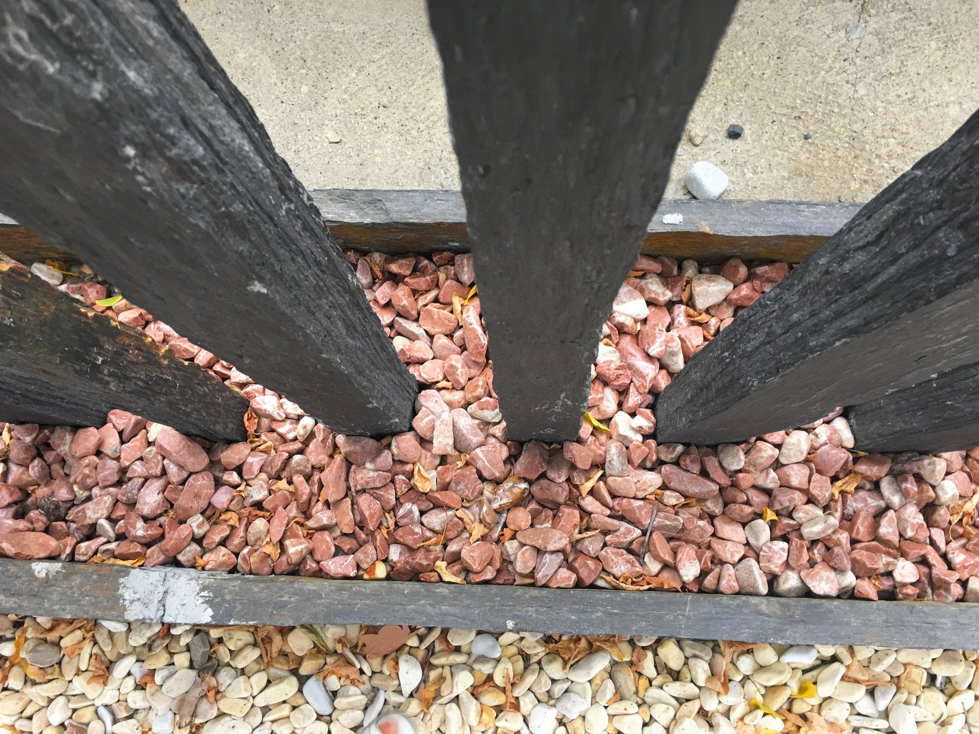 Bordillo de pizarra rústica óxido xisto ideal para jardinería y decoración de exteriores.