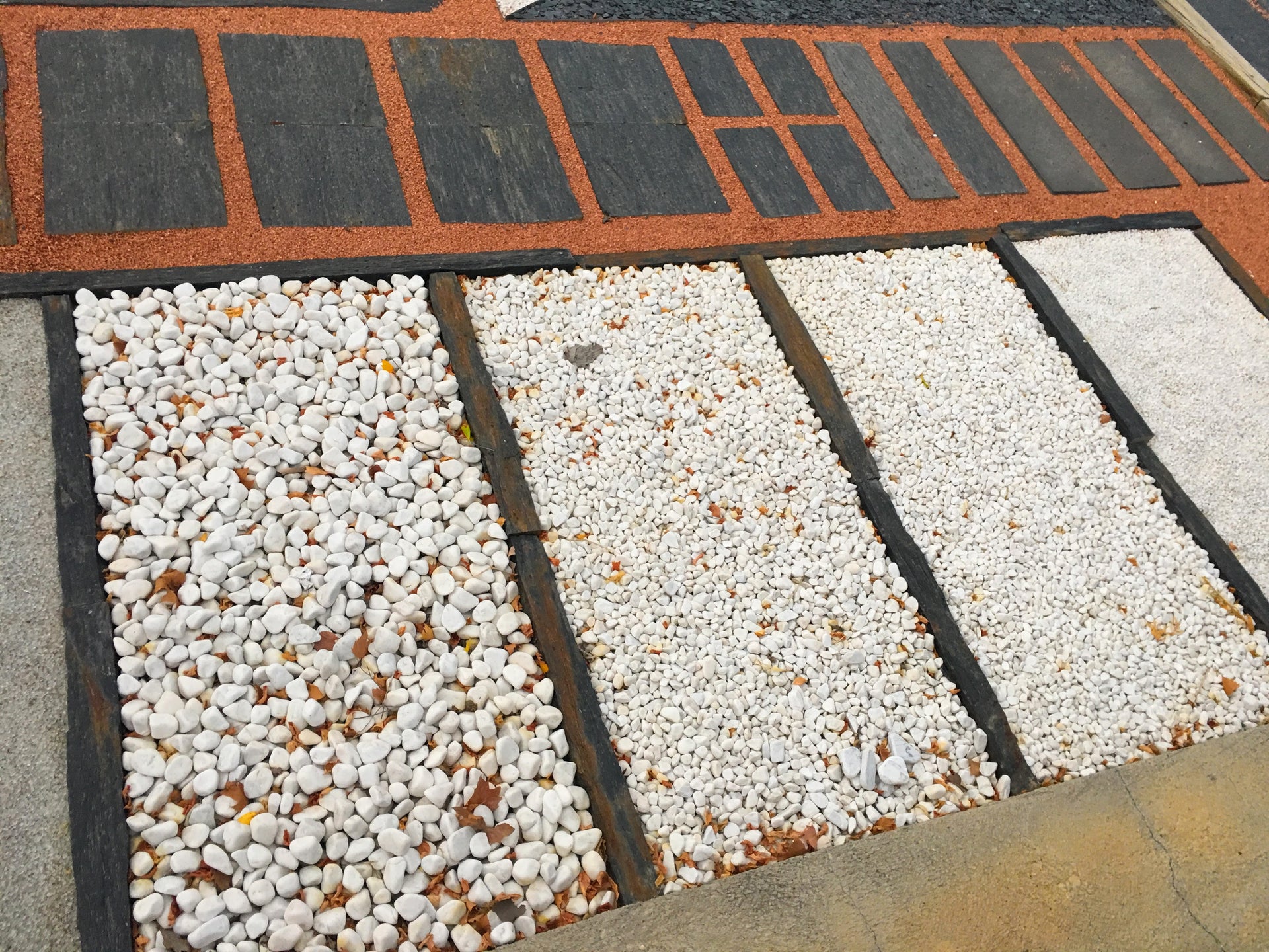 Bordillo de pizarra rústica óxido xisto ideal para jardinería y decoración de exteriores.